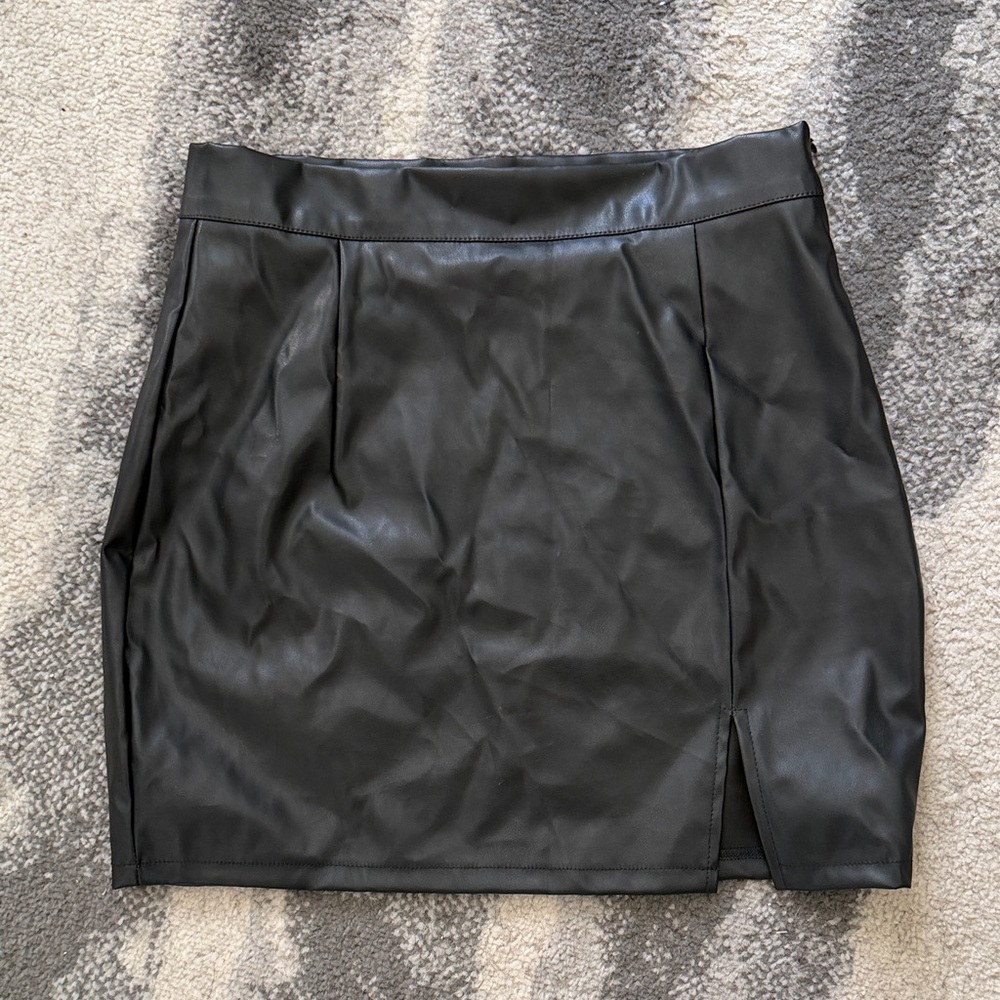 Elegant Black Leather Pencil Skirt